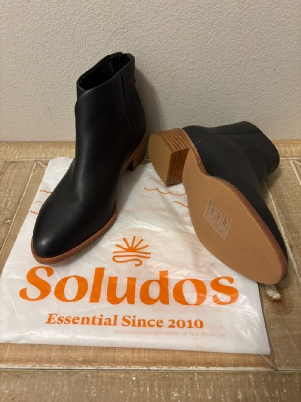 NEW Soludos Venetian Black Leather Ankle Booties – Stacked Block Heel Size 8.5
